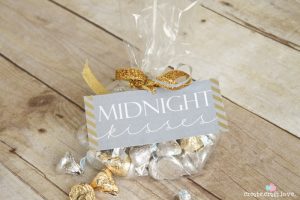 Ring in the New Year with family & friends and plan a simple get-together with diy crafts and simple recipes using this New Years Eve Party roundup!