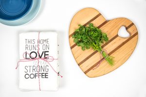 Hostess Gift Towels | Hostess Gift | DIY Hostess Gift | Tea Towel Craft | Silhouette Cameo Crafts | Vinyl Crafts | Heat Transfer Vinyl Craft