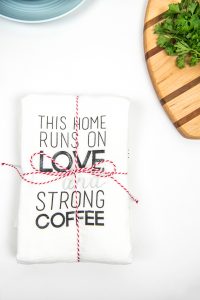 Hostess Gift Towels | Hostess Gift | DIY Hostess Gift | Tea Towel Craft | Silhouette Cameo Crafts | Vinyl Crafts | Heat Transfer Vinyl Craft