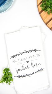 Hostess Gift Towels | Hostess Gift | DIY Hostess Gift | Tea Towel Craft | Silhouette Cameo Crafts | Vinyl Crafts | Heat Transfer Vinyl Craft