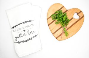 Hostess Gift Towels | Hostess Gift | DIY Hostess Gift | Tea Towel Craft | Silhouette Cameo Crafts | Vinyl Crafts | Heat Transfer Vinyl Craft