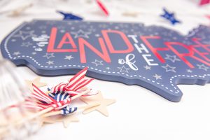Land of the free decor | 4th of July crafts | 4th of July decor | 4th of July decorations | Silhouette Crafts | Silhouette Vinyl Crafts | Vinyl Crafts | 4th of July Crafts DIY