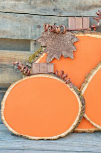 Easy Fall Crafts - I love decorating my home for each season with wood, paper, and fabric crafts! Fall home decor is my favorite and this roundup is full of easy crafts you can make in an afternoon.