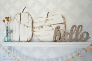 Easy Fall Crafts - I love decorating my home for each season with wood, paper, and fabric crafts! Fall home decor is my favorite and this roundup is full of easy crafts you can make in an afternoon.