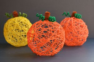 Easy Fall Crafts - I love decorating my home for each season with wood, paper, and fabric crafts! Fall home decor is my favorite and this roundup is full of easy crafts you can make in an afternoon.