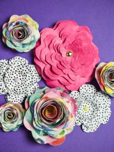 3D Paper Flowers - Sometimes it seems like all I do with my Silhouette Machine are crafts with vinyl. But I'm starting to make myself use paper more because it's easy and cheap! Like these 3D paper flowers, they're a quick craft to do on a rainy day and there are so many different kinds to make!